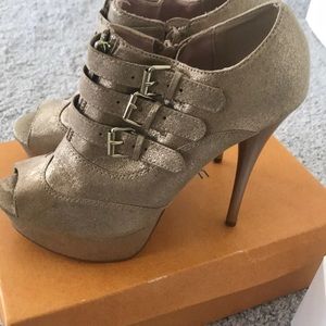 not worn just a little color is smeared at the front of one shoe